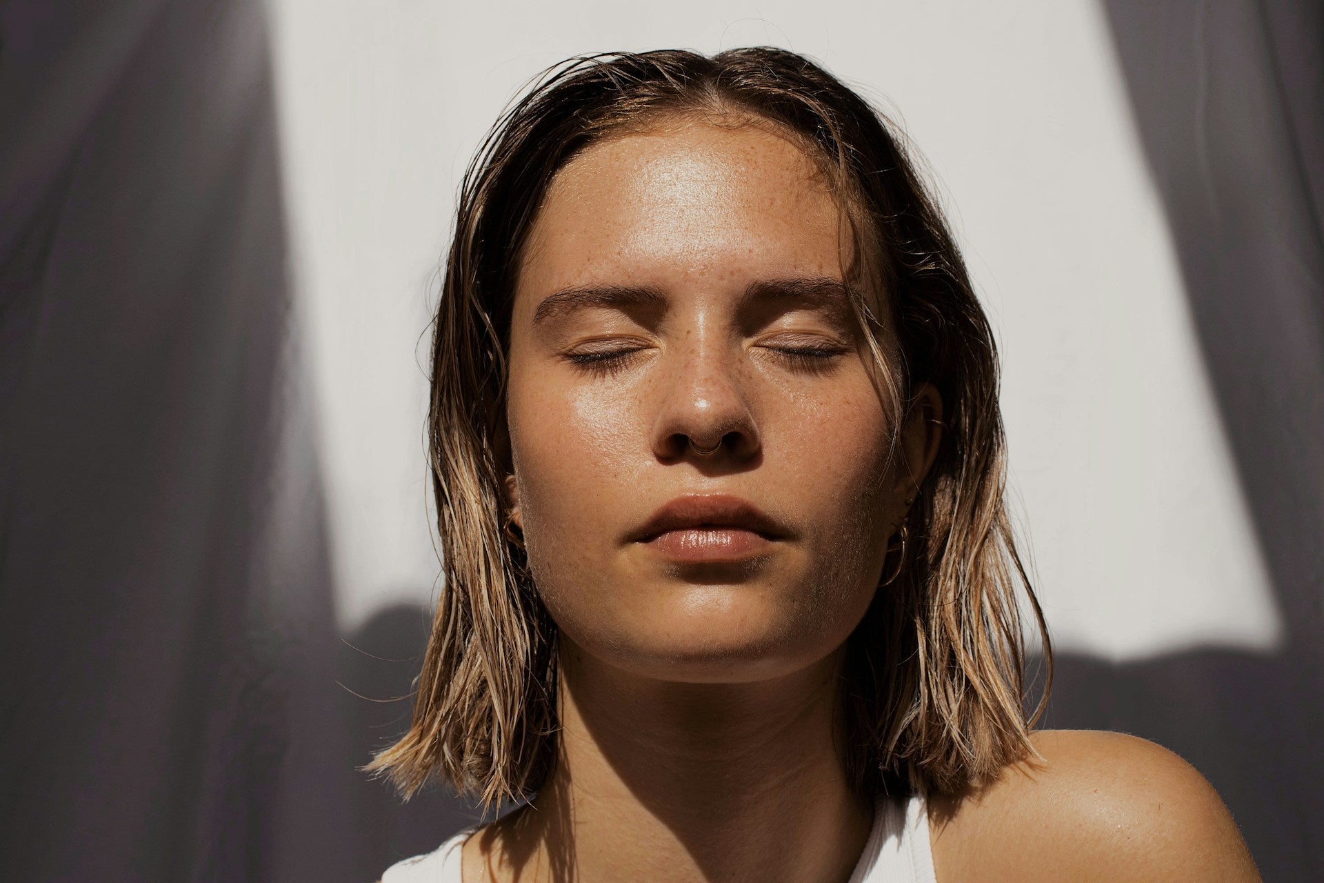 Strahlender Teint trotz Mischhaut: Die besten Gesichtspflege-Tipps